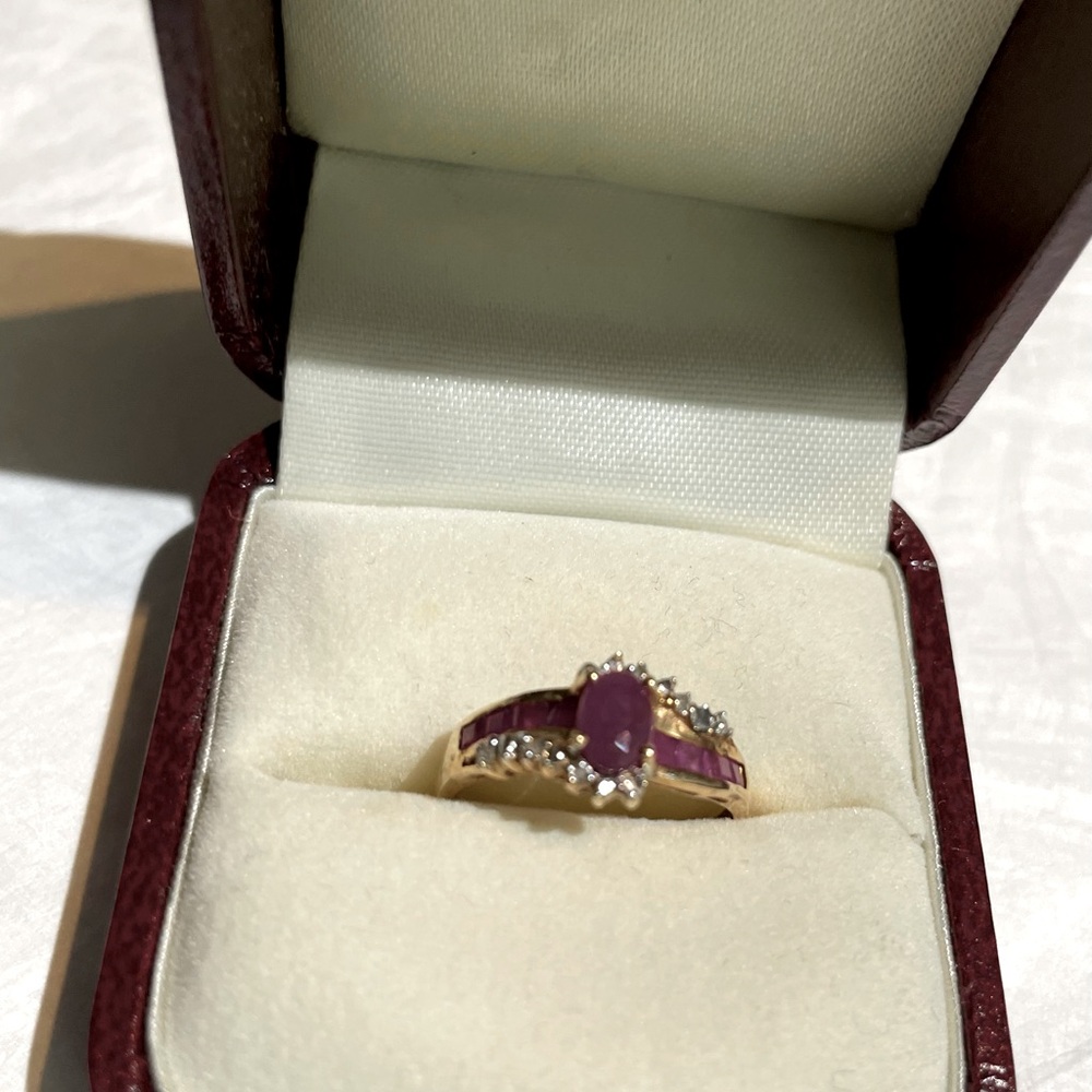 Vintage very pretty gold ring with Thai rubies & diamonds, size 5.5 to 6